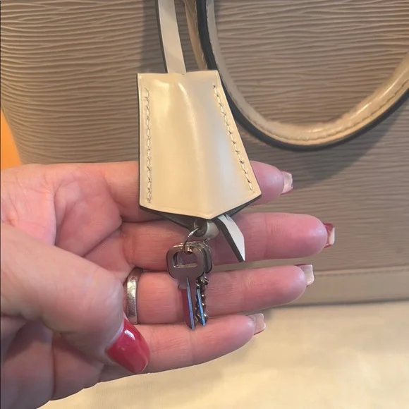 Louis Vuitton Beige Handbag - Picture 3 of 10